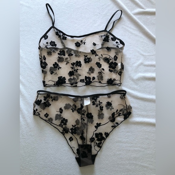 Sexy nude and black flower mesh lingerie set - Picture 2 of 9